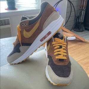 Men's Suede Trail Runner in Brown and Yellow - Fashion Sneaker with the duck.